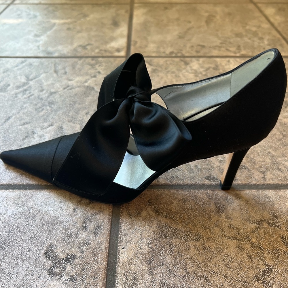 ANN KLIEN GOURGEOUS♥️ Black Satin Bow Pointed-Toe Women's Heels. Runway Model - Picture 5 of 13